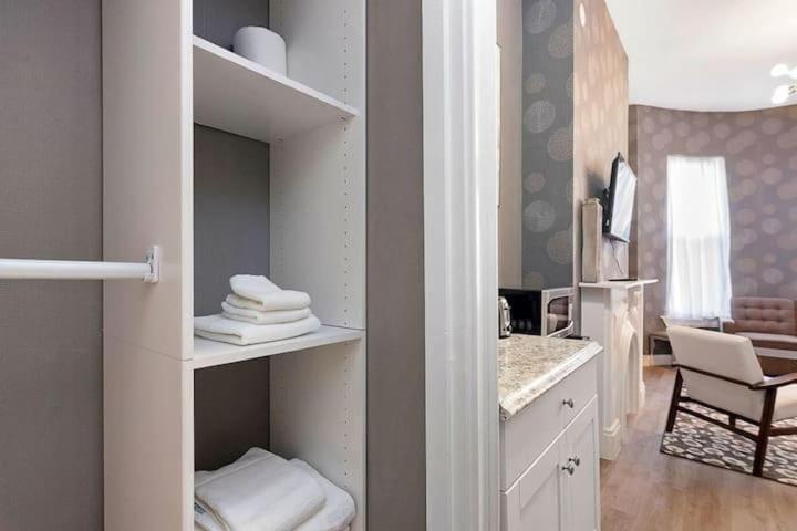 1-31 Excellent Location, Walk Everywhere Sleeps 3 *