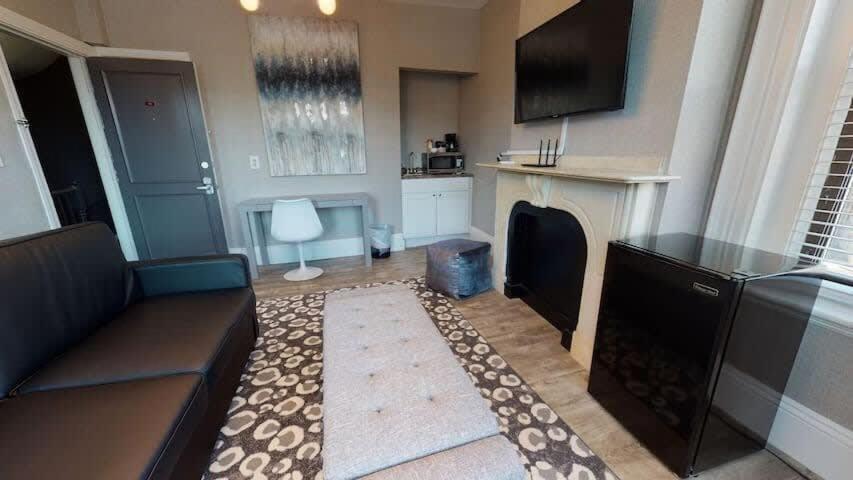 1-31 Excellent Location, Walk Everywhere Sleeps 3 *