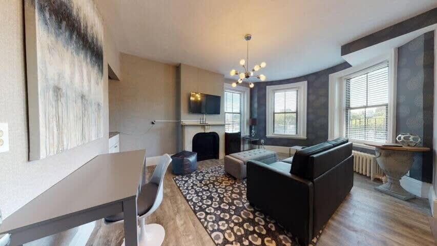 1-31 Excellent Location, Walk Everywhere Sleeps 3